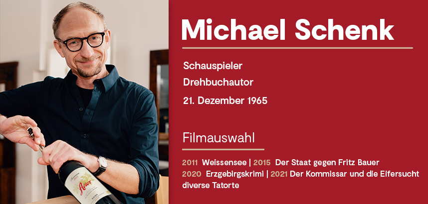 Mann öffnet Weinflasche, daneben Informationen zu Schauspieler Michael Schenk.