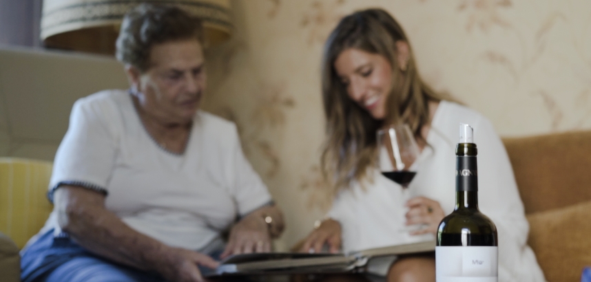 Familie Valdelana stöbert im Familienalbum